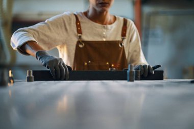 Atölyede metal parçaları üreten kadın işçilere yakın çekim