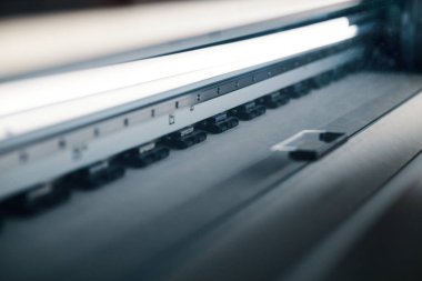 Fabrikadaki profosyonel yazıcının yakın çekimi