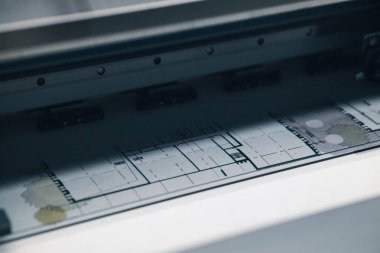 Atölyedeki profesyonel yazıcı planının yakın plan görüntüsü