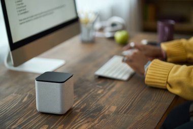 Modern ofis ortamında bilgisayarla uğraşan, yenilikçi masa organizasyonu ve teknoloji kullanımına odaklanan kadınların elleri