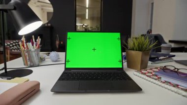 Kablosuz dizüstü bilgisayarın yeşil renkli anahtar fotokopi masasındaki hiçbir masadaki uzay ekranının fotoğrafı.