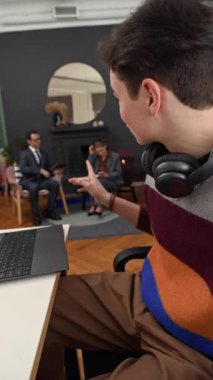 Birinci ofis gününde video kaydederken kamerada konuşan Z Geni erkek stajyerin dikey POV 'u