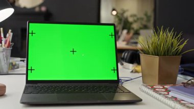 Ofis masasındaki kablosuz laptopta yeşil renkli ekranı çeken kimse yok, boşluğu kopyala
