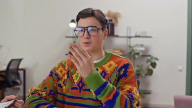 Ofisteki iş görüşmesi sırasında masasında oturan İK yöneticisinin elini sıkan Z jenerasyonundaki erkek adayın görüntüsünü büyüt