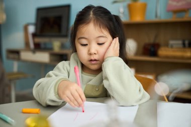 Sınıfta yoğunlaşan Asyalı bir kız, renkli bir geçmişi ve eğitici aletleri var.