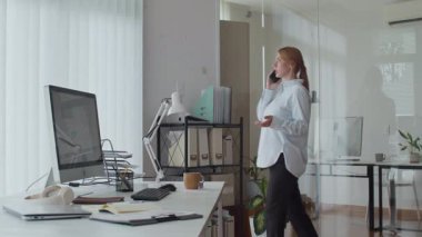 Kafkasyalı genç girişimcinin ofis alanındaki akıllı telefondan yaptığı bıçaklama görüntüsü.