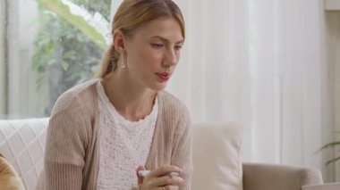 Serbest çalışan kadın yöneticinin merkez ofiste çalışırken bilgisayarla konuştuğu videoyu aşağı eğ.