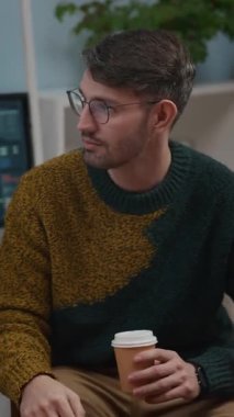 Hasta Kafkas babasının hastane odasında yetişkin oğluyla iletişim kurarken dikey çekimleri.