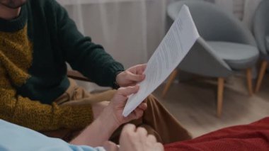 Yetişkin, beyaz bir çocuk ve yaşlı hasta babasının hastane odasında teşhis konulmuş tıbbi kartı incelerken elde çekilmiş bir fotoğrafı.