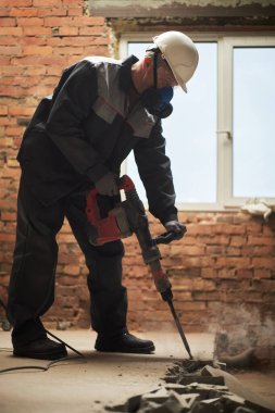 Kafkasyalı işçiyi solunum cihazıyla vurdu. Tadilattan önce eski odada zemini yıkıyor.