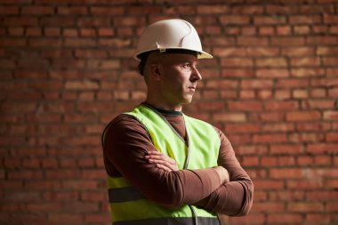 Kafkasyalı ustabaşının yıkılmış odada kafasında plastikle orta boy fotoğrafı.