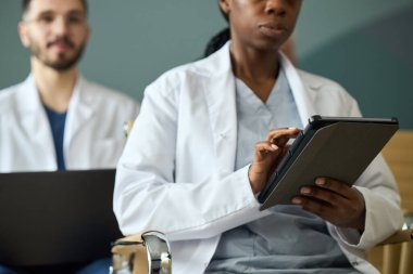 Sağlık uzmanları tıbbi prosedürler sırasında dijital tabletler kullanarak veri belgelerine odaklandılar, klinik bir ortamda işbirlikçi takım çalışmasını vurguladılar