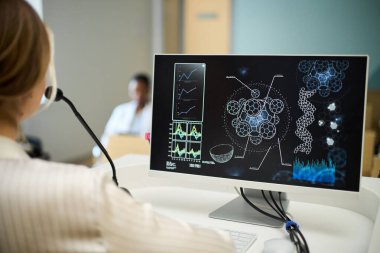 Bilimsel verileri bilgisayar ekranında analiz eden kişi karmaşık moleküler yapılar ve grafikler gelişmiş araştırmalar hakkında bilimsel içgörü sağlar.