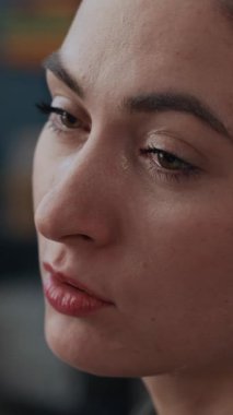 Psikoterapi seansı sırasında ağlayan, üzgün, beyaz bir kadının dikey çekimi.