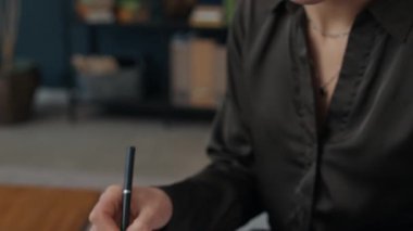 Beyaz bir kadın içeride otururken psikolojik anket dolduruyor.