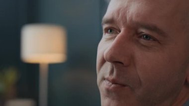 Kafkasyalı orta yaşlı bir adamın psikoloji odasındaki sorununu açıklarken yakın plan fotoğrafı.