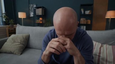 Psikolog odasında terapi seansı yaparken sinirleri gerilmiş beyaz bir hasta açılıyor.