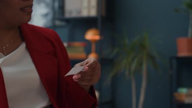 Afrika kökenli Amerikalı kadın psikoloğun eşine ve kocasına danışmanlık sırasında soru okuduğu el kamerası görüntüsü.