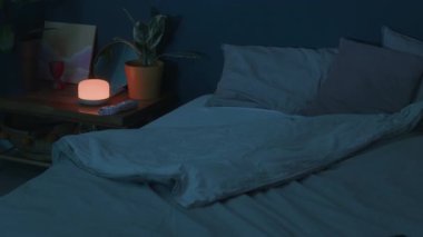 Geceleri, yastıklı ve battaniyeli rahat yataklarda, parlayan lambalı, çiçekli ve dekoratif resimli insanlar çekilemez.