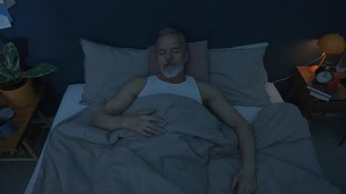 Üst düzey bir adamın kâbus görmesi, aniden yatakta uyanması ve gece boyunca endişeli hissetmesi.