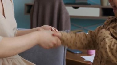 Genç Asyalı anne ve küçük kızının hafta sonunu evde birlikte geçirdikleri el kamerası görüntüsü.