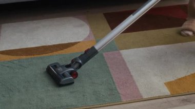 Genç annenin, küçük kızına ev işi yaparken yerleri süpürmeyi öğretirken ki görüntüsünü kaldır.