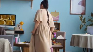 Genç hamile bir Asyalı kadının evde oynayan küçük kızıyla iletişim kurması zor bir ihtimal.