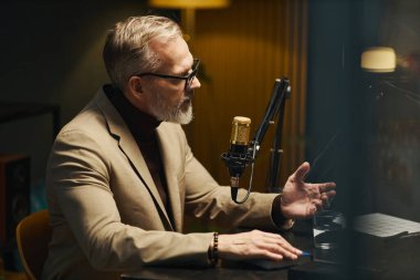 Çevrimiçi podcast sırasında mikrofonla konuşan ve soru soran olgunca etkili