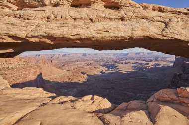 Mesa kemeri, 7 metre uzunluğunda bir çukur kemeridir. Aşağıdaki uzanan kanyonun güzel bir manzarasını çerçeveler. Canyonlands Ulusal Parkı 'nda yer alan bu simge çok popüler bir manzaradır.