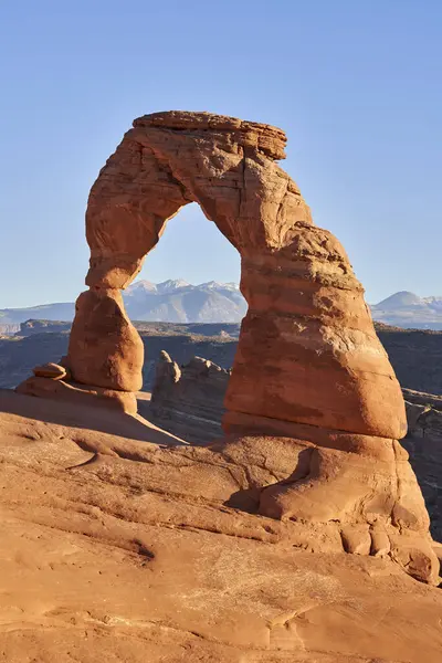 Arches Ulusal Parkı 'ndaki narin kemer 52 fit uzunluğunda ve serbest duran doğal bir kaya kemeridir. Çok iyi bilinen bir doğa simgesidir. Arkasında La Sal sıradağları görülebilir..