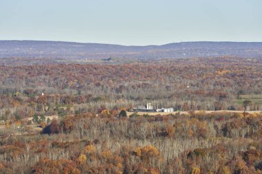 New Jersey 'deki bir çiftliğe bakan manzaralı bir manzara. Sonbahar geldi ve ağaçlar kahverengi, kırmızı ve sarı yapraklarını kaybetmeye başlıyor..