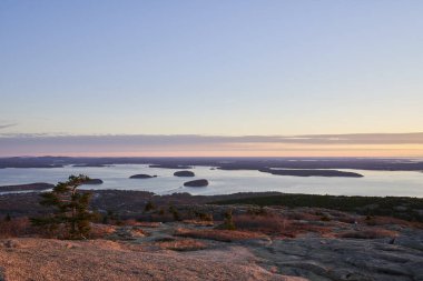 Cadillac Dağı 'nın geniş bir alan okyanusu, bar limanı, kirpi adaları ve Maine kıyı şeridi manzarası vardır. Gün doğumunda ziyaret etmek için popüler bir yerdir, kilometrelerce öteden görebileceğiniz gibi, renkler inanılmaz..