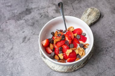 Yoğurt ve meyve kasesinde. Meyve ve fındıklı Yunan yoğurdu, sağlıklı diyet tatlı.. 