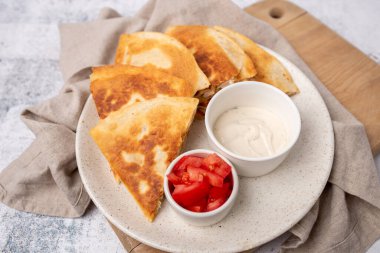 Altın ve çıtır çıtır tavuk ve peynirli börek.