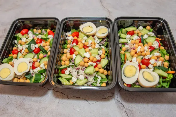 Refeição Prepara Salada Proteína Com Ervilhas Pintainho Pepinos Ovo Tomates Imagem De Stock