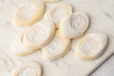 Beyaz tabakta İtalyan limonlu kurabiye. Pudra şekeri kaplı kurabiyeler.