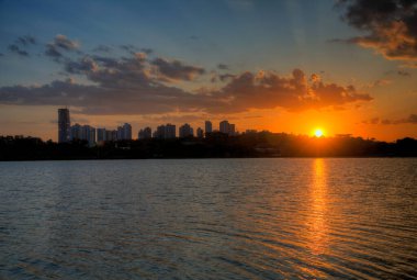 Curitiba Parana Brezilya 'daki Barigui Parkı' nda gün batımı.