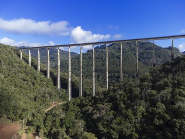 Taquari Vadisi 'ndeki Vespasiano Correa belediyesinde buğday demiryolu, viyadük 13..