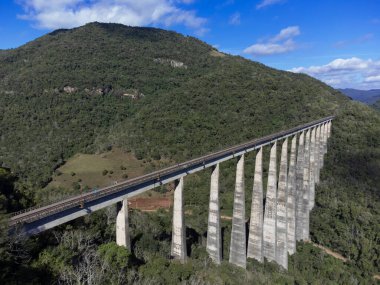 Taquari Vadisi 'ndeki Vespasiano Correa belediyesinde buğday demiryolu, viyadük 13..