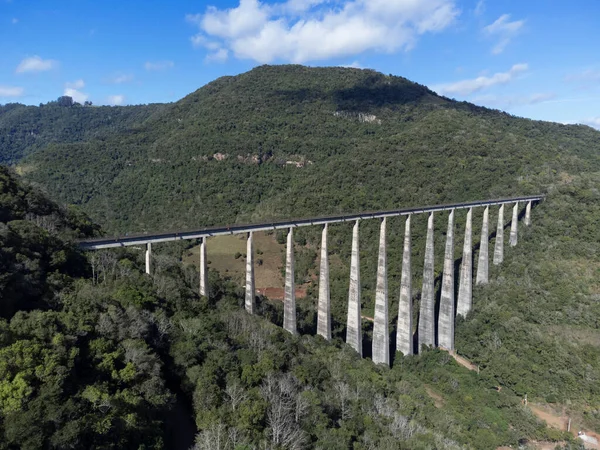 Taquari Vadisi 'ndeki Vespasiano Correa belediyesinde buğday demiryolu, viyadük 13..