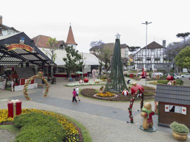 Nova Petropolis Rio Grande do Sul Brazil, Kasım 08. 2023: Çiçek Meydanı 'nda Noel süsü.