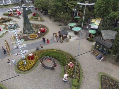 Nova Petropolis Rio Grande do Sul Brazil, Kasım 08. 2023: Çiçek Meydanı 'nda Noel süsü.
