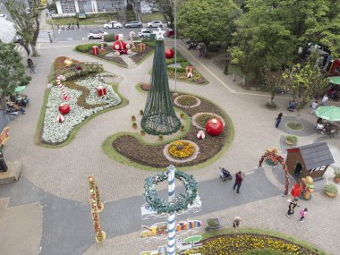 Nova Petropolis Rio Grande do Sul Brazil, Kasım 08. 2023: Çiçek Meydanı 'nda Noel süsü.