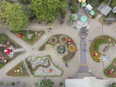 Nova Petropolis Rio Grande do Sul Brazil, Kasım 08. 2023: Çiçek Meydanı 'nda Noel süsü.