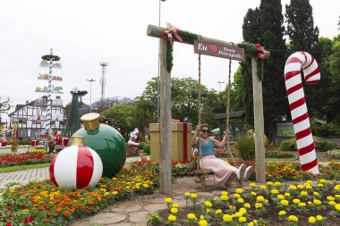 Nova Petropolis Rio Grande do Sul Brazil, Kasım 08. 2023: Çiçek Meydanı 'nda Noel süsü.