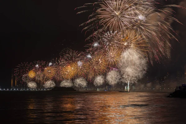 Balneario Camboriu 'da havai fişekler, yeni yıl kutlaması.