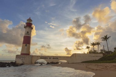 Salvador Bahia Brezilya, 27 Mart. 2024: Itapua Deniz Feneri. Itapua Sahili.