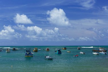Praia do Forte 'de balıkçı tekneleri, Bahia' daki Mata de Sao Joao belediyesi, Salvador yakınlarında..
