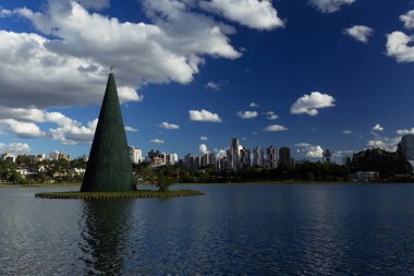 Curitiba 'daki Barigui Park' ta Noel ağacı.
