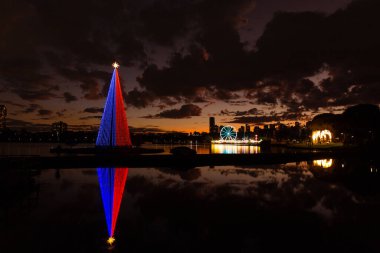 Curitiba 'daki Barigui Park' ta Noel ağacı.